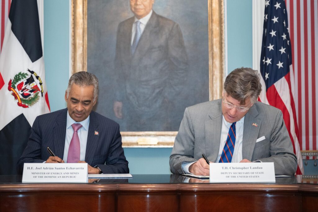 EE.UU. y RD firman memorando de cooperación en energía nuclear civil
