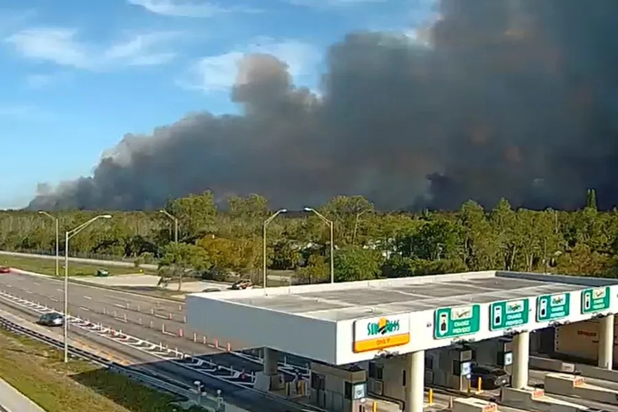 Humo y fuego en Miami por incendios forestales