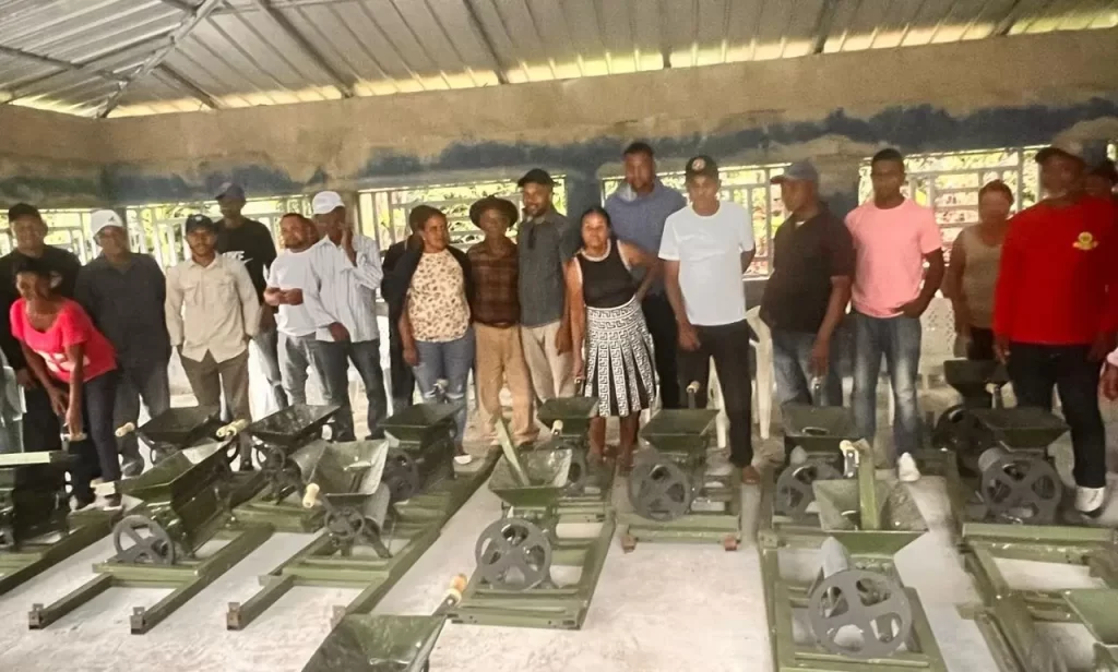UTEPDA fortalece la caficultura con entrega de 93 despulpadoras en Azua e Independencia 
