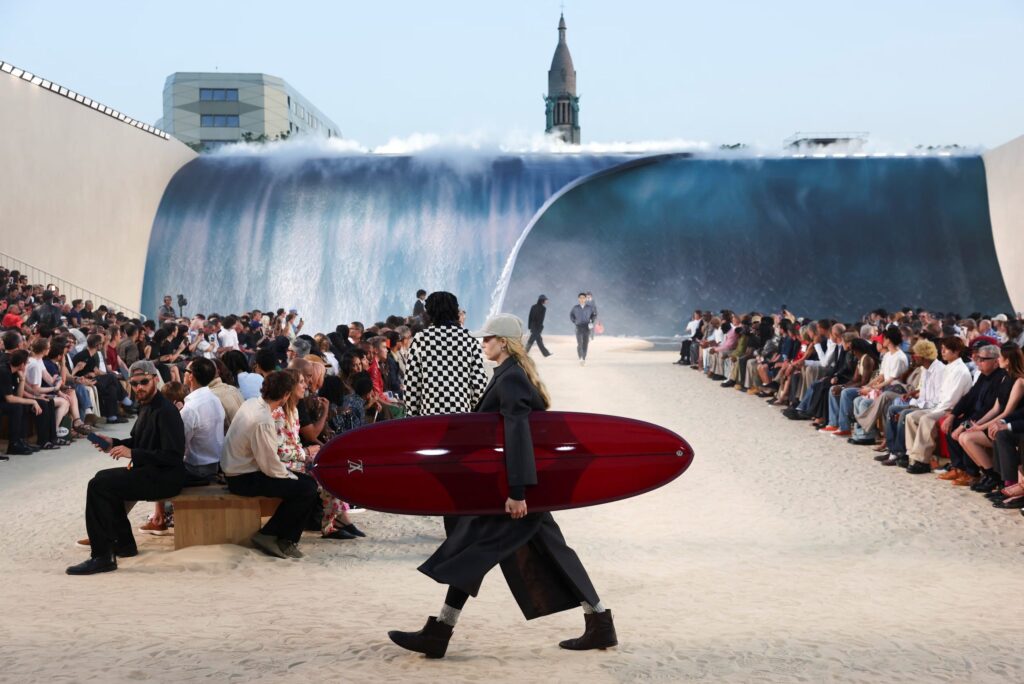 Pharrell Williams transforma la pasarela de Louis Vuitton en una playa en París