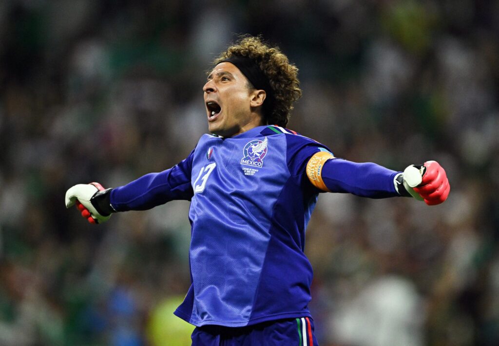 Memo Ochoa se va de la selección mexicana con el Legacy Patch de la FIFA en el pecho