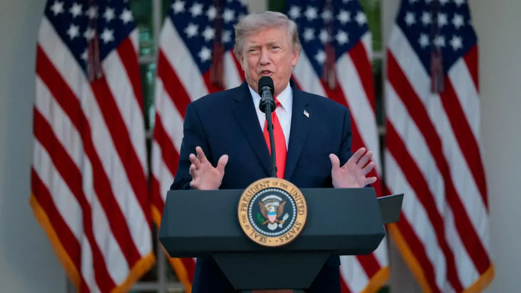Trump amenaza con arancel del 100 % si prospera impuesto de la UE a los gigantes digitales