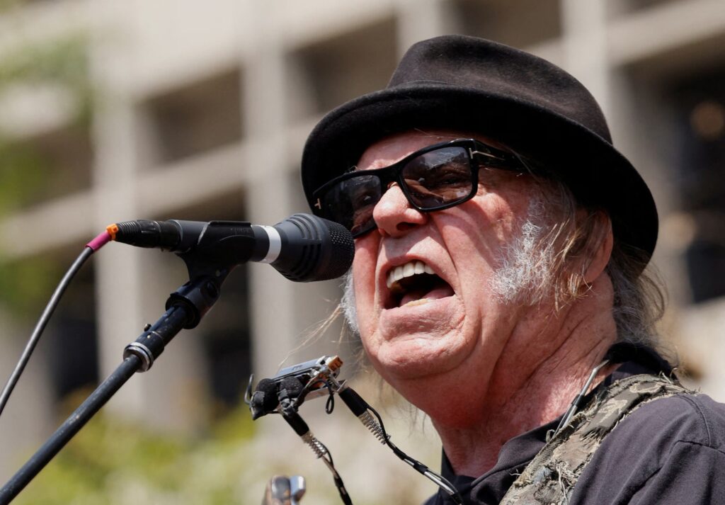 Neil Young estrena en YouTube sin aviso: película de gira 2025 dirigida por Daryl Hannah