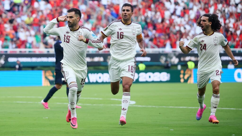 España avanza como líder de grupo sin brillar ante una Uruguay desesperada