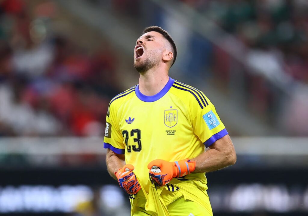 Unai Simón calla críticas: récord histórico con España en el Mundial