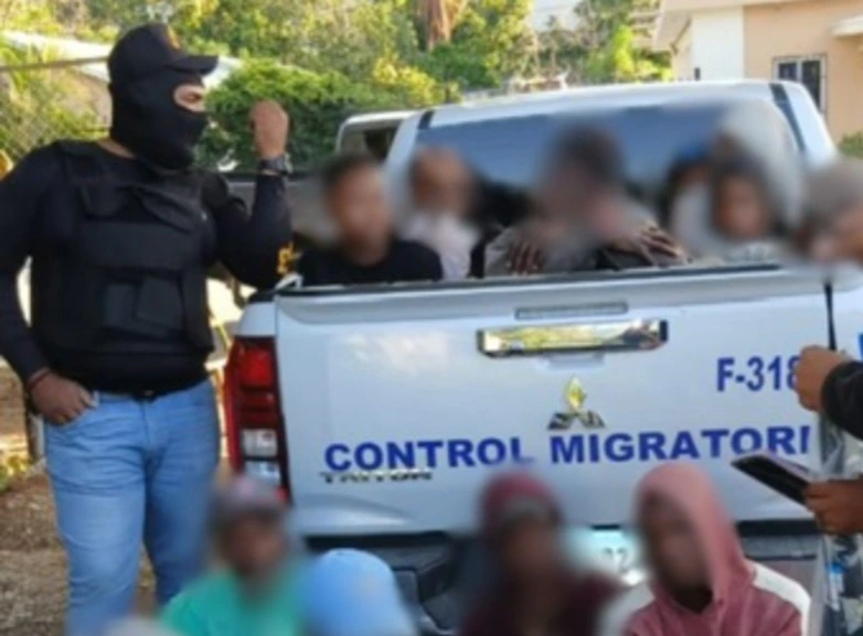 Migración refuerza controles y deporta a cientos de indocumentados