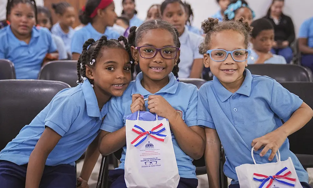 Inabie beneficia a más de 4,700 estudiantes con lentes correctivos