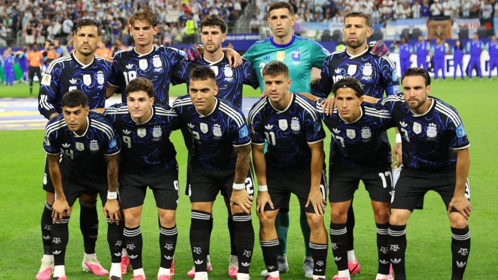 Selección argentina desata furor con camiseta negra en partido clave ante Jordania