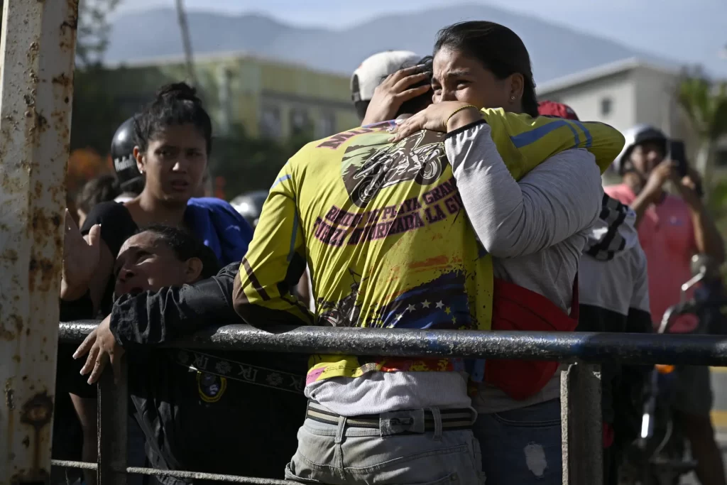EN FOTOS | El grito de dolor en La Guaira esperando rescatistas
