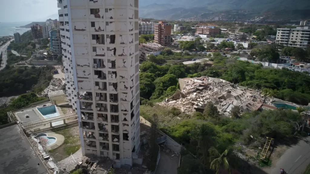 VIDEO: Impactante vista aérea de La Guaira, zona de desastre tras el doblete sísmico en Venezuela