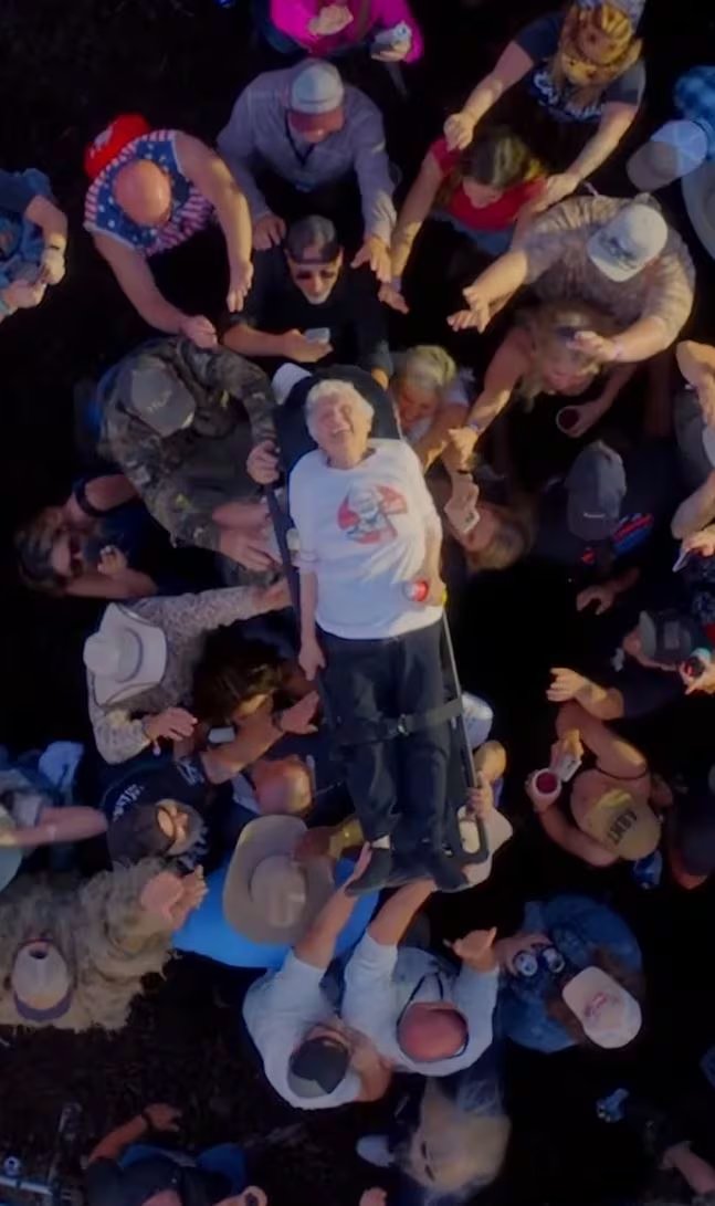 Guinness World Records reconoci&oacute; a Pauline Kana como la persona de mayor edad en hacer crowd surfing durante un recital en Texas (Captura de video)