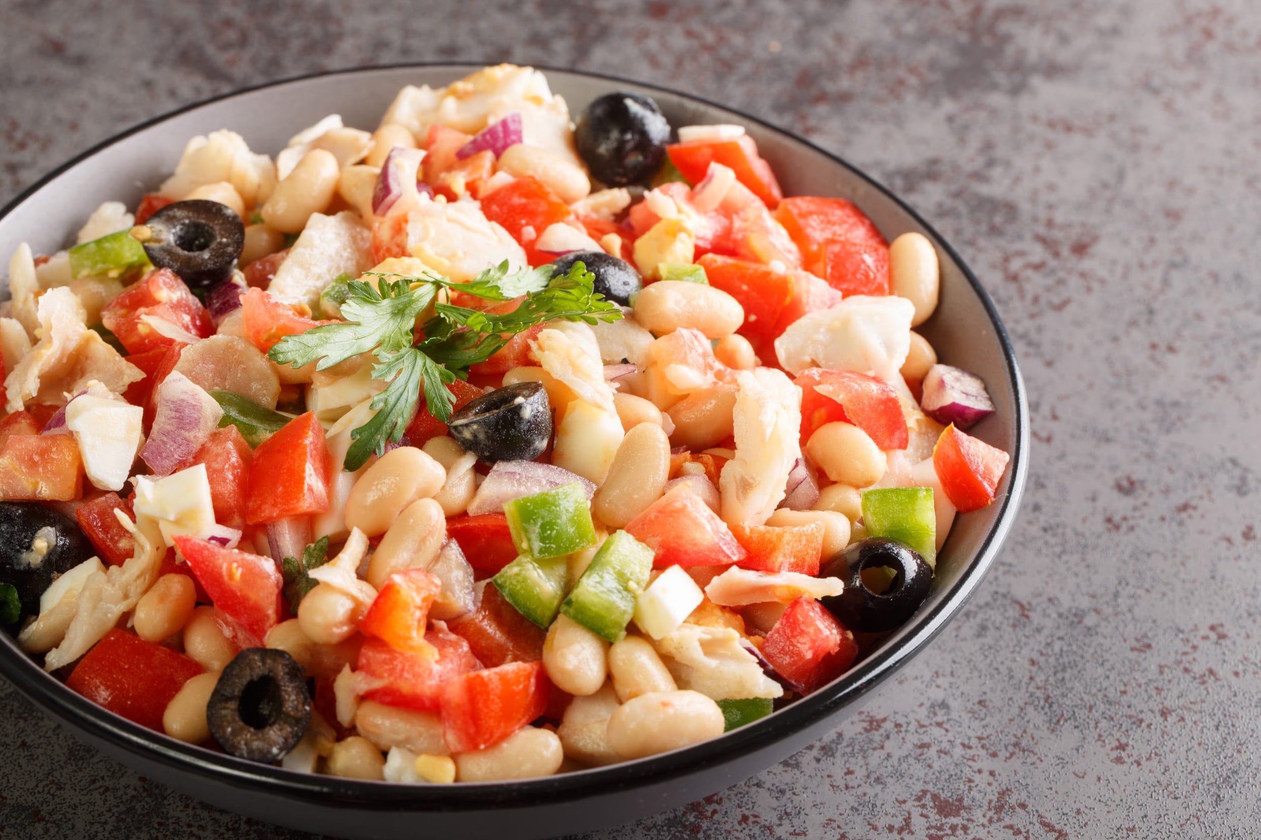 Receta de empedrat, una ensalada catalana ideal para el verano. (Adobe Stock)