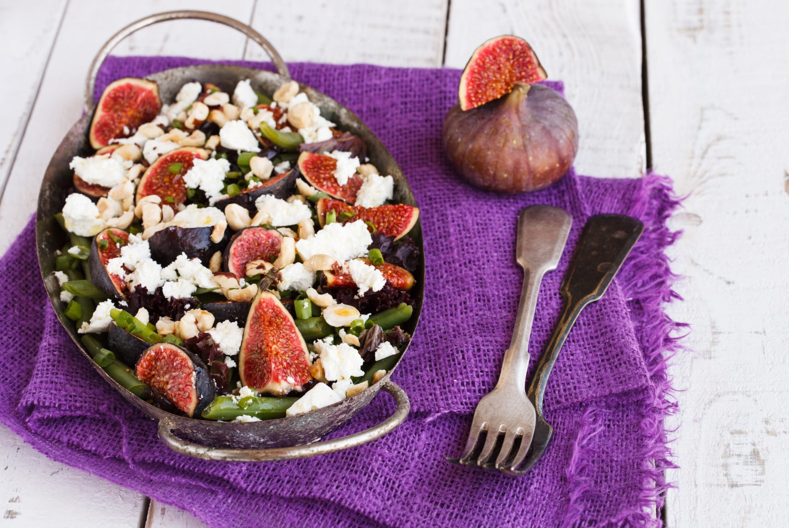 Ensalada de jud&iacute;as verdes con higos, queso y almendras. (Adobe Stock)