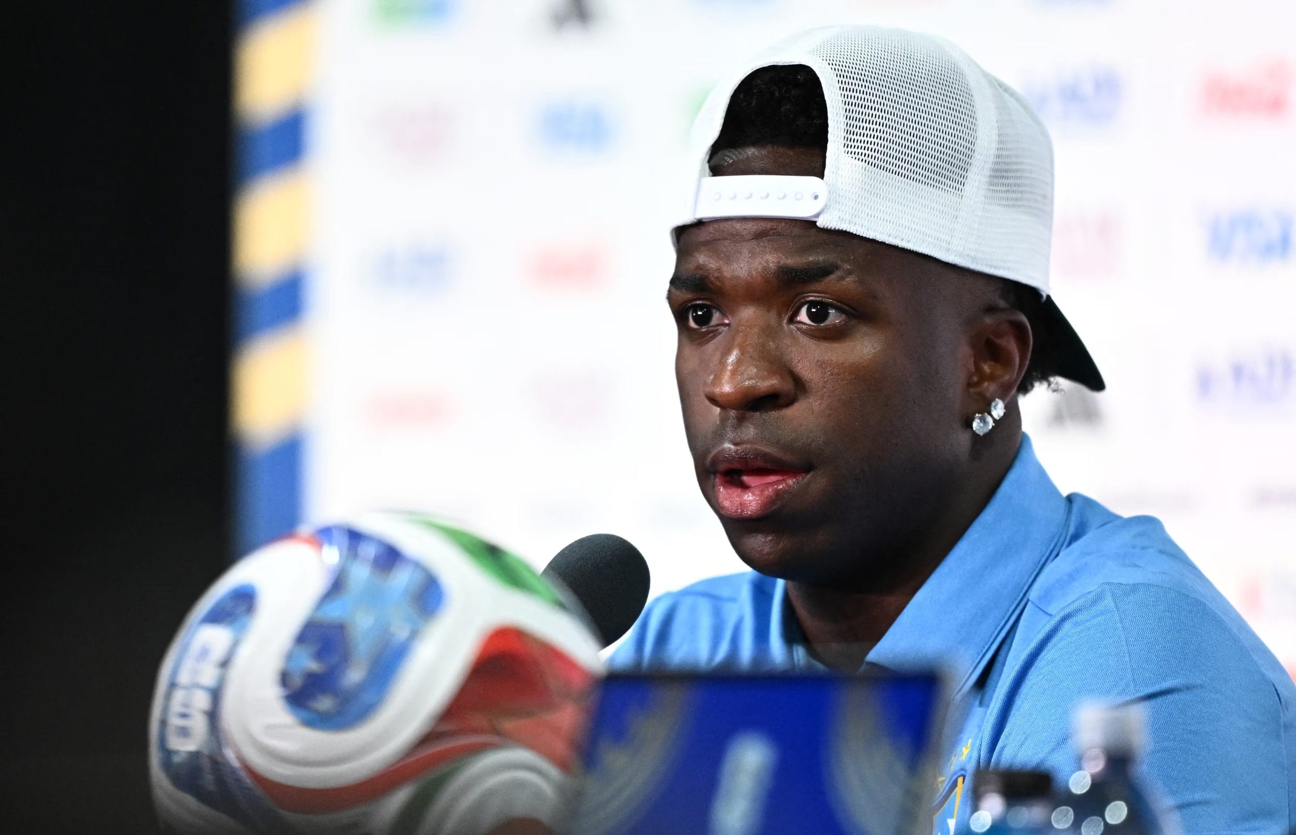 Fútbol - Copa Mundial de la FIFA 2026 - Conferencia de prensa de Brasil - Estadio Nueva York/Nueva Jersey, East Rutherford, Nueva Jersey, EE. UU. - 12 de junio de 2026. Vinicius Junior de Brasil durante la conferencia de prensa. REUTERS/Dylan Martinez