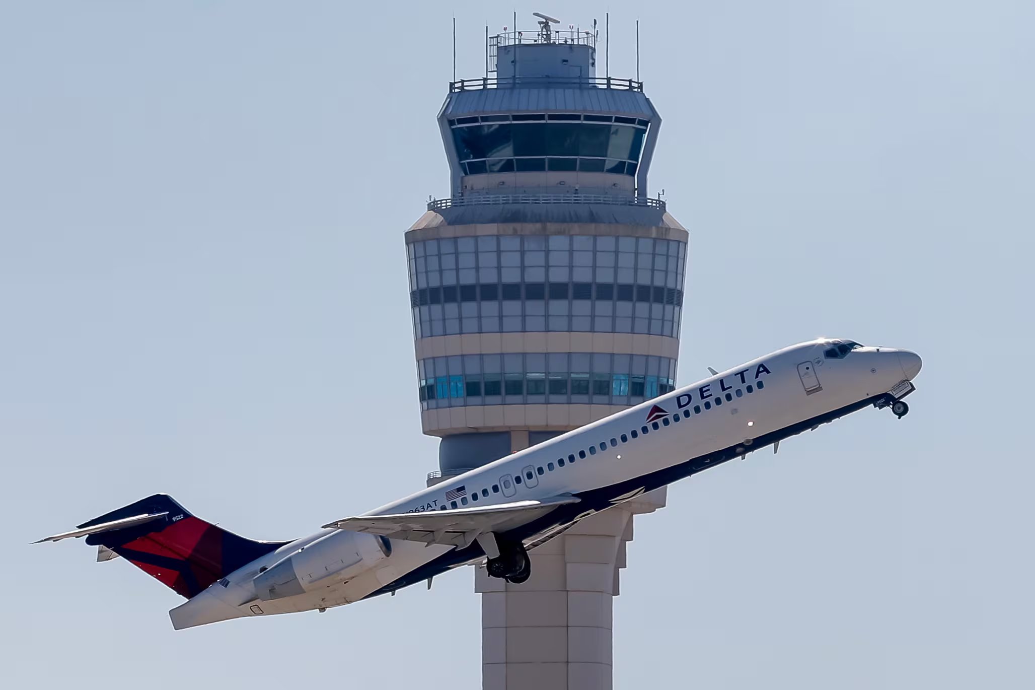 La FAA inform&oacute; que el vuelo de Delta realiz&oacute; un aterrizaje frustrado cuando la aeronave de American Airlines iniciaba el despegue (EFE/ Erik S. Lesser)
