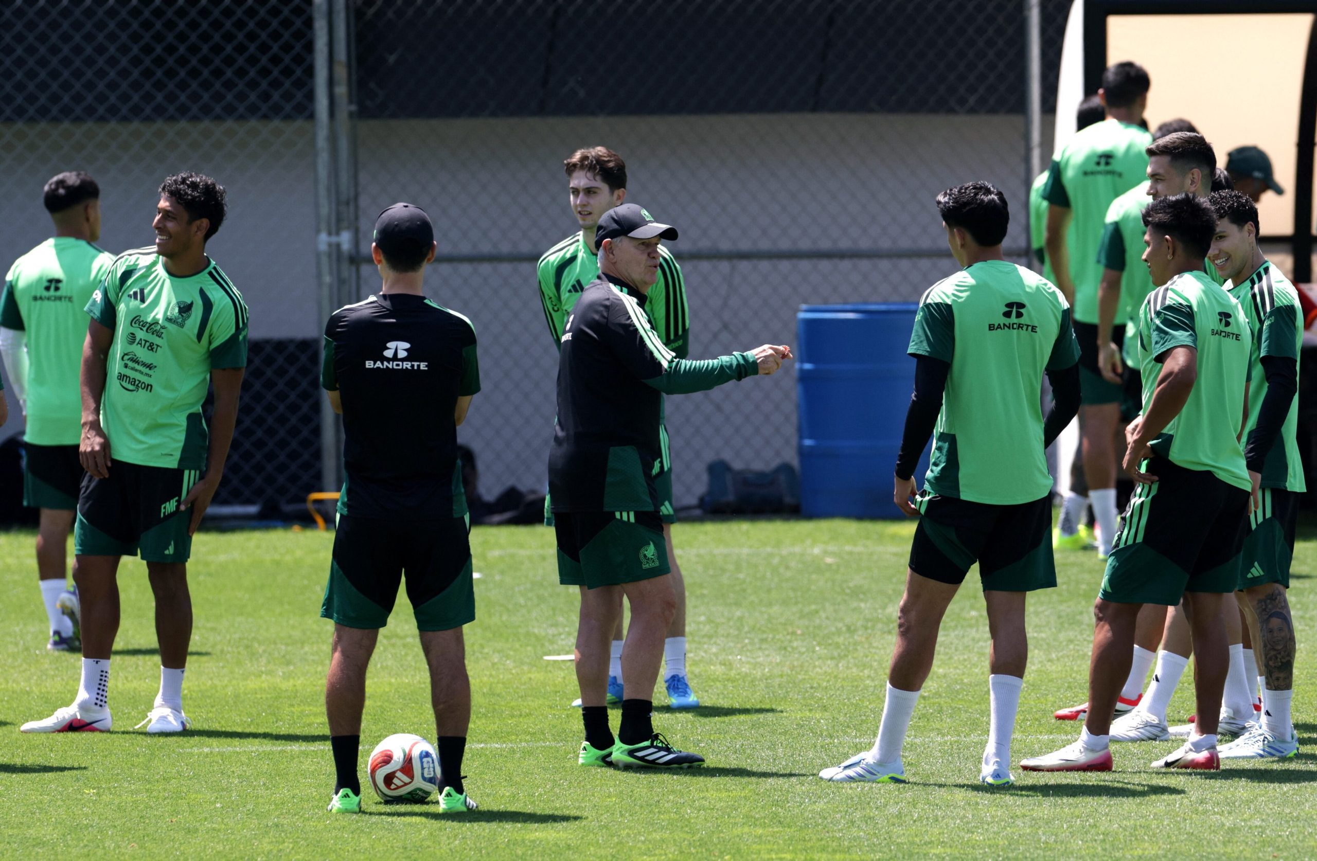 Foto de archivo del director técnico Javier Aguirre (gorra) hablando con jugadores de la selección mexicana durante un entrenamiento. Centro de Alto Rendimiento, Ciudad de México, México. 20 de mayo de 2026.
REUTERS/Henry Romero