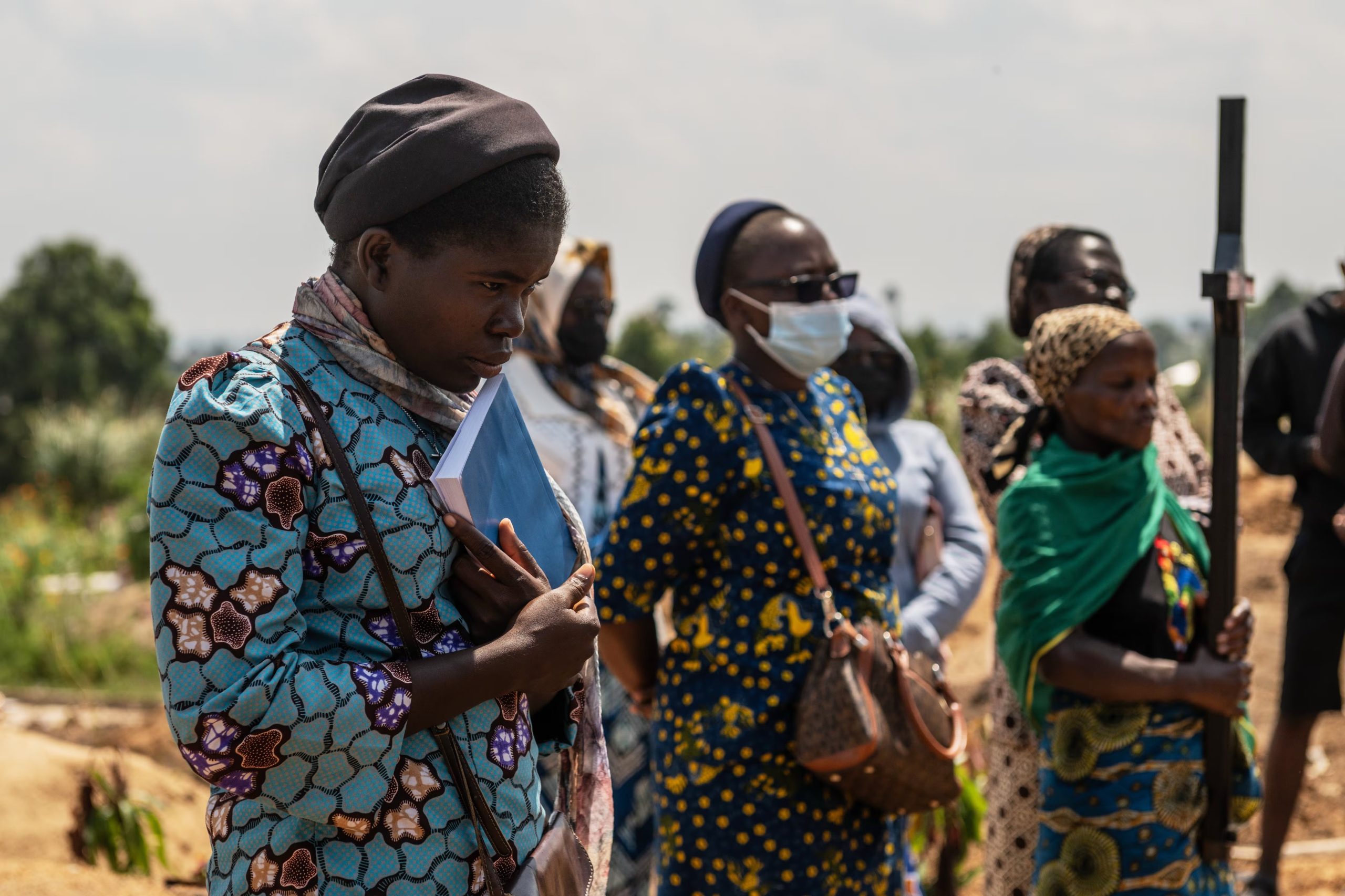 Monjas cat&oacute;licas del orfanato donde resid&iacute;a Vanisa Anifa, una ni&ntilde;a hu&eacute;rfana de 6 meses que falleci&oacute; a causa del &eacute;bola, asisten a su funeral en Bunia, Rep&uacute;blica Democr&aacute;tica del Congo, el viernes 19 de junio de 2026. (Foto AP/Moses Sawasawa)