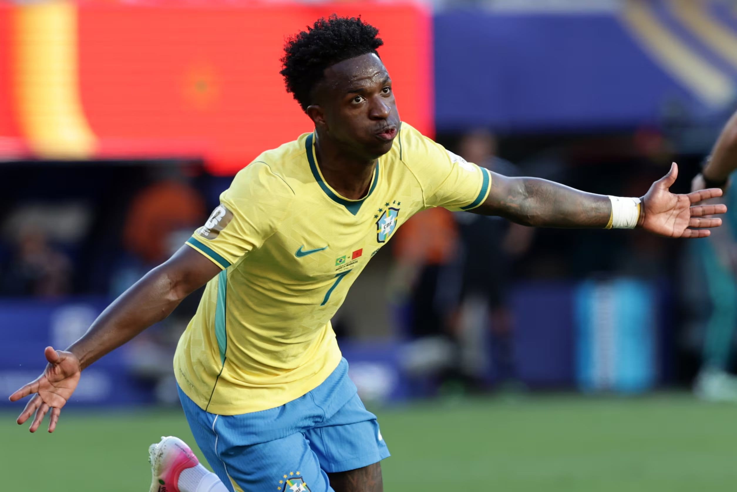 Vin&iacute;cius Junior, de Brasil, festema su tanto en el partido mundialista ante Marruecos (AP)