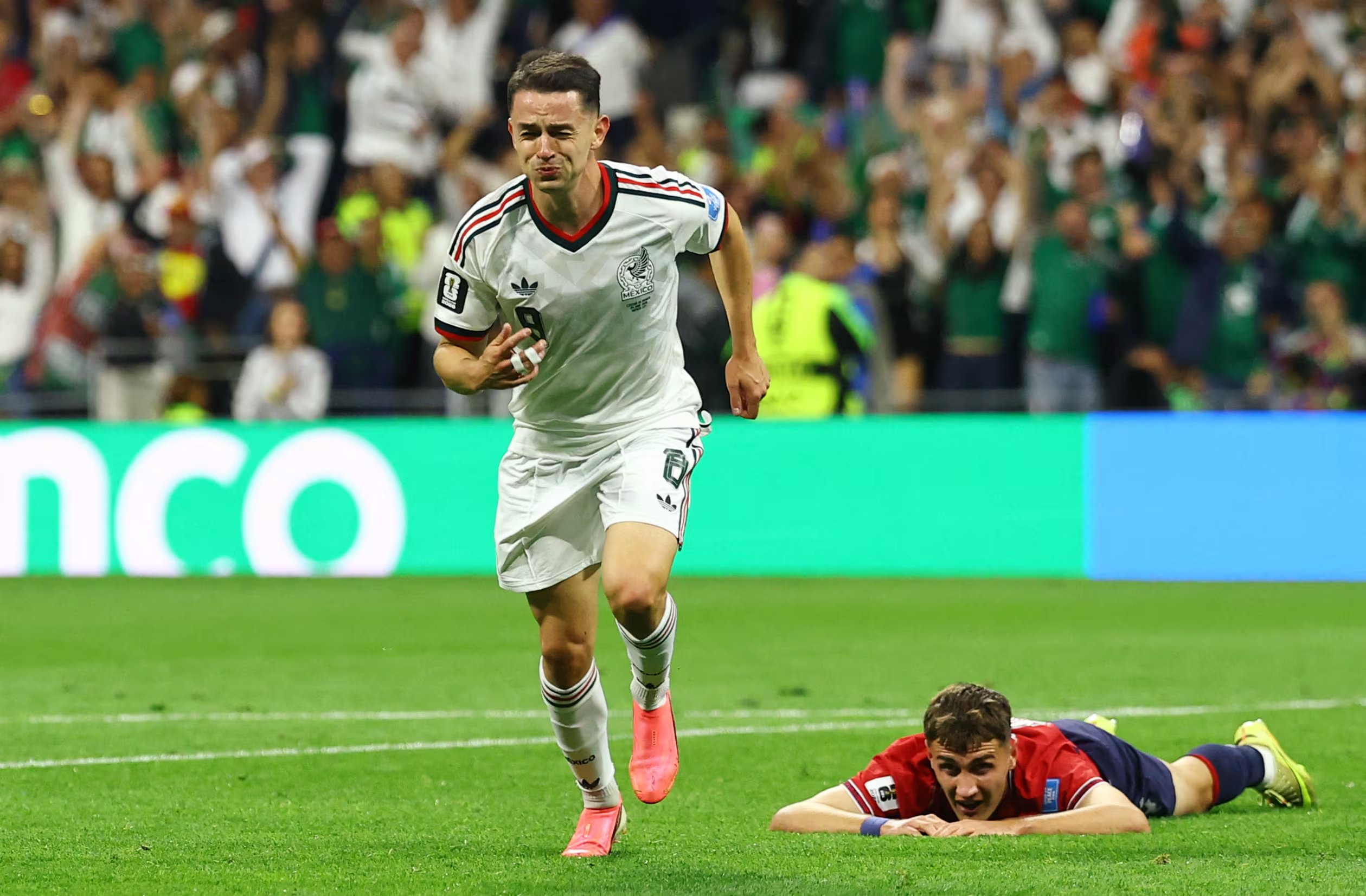 Fidalgo meti&oacute; el tercero para M&eacute;xico sobre Chequia. REUTERS/Pedro Nunes