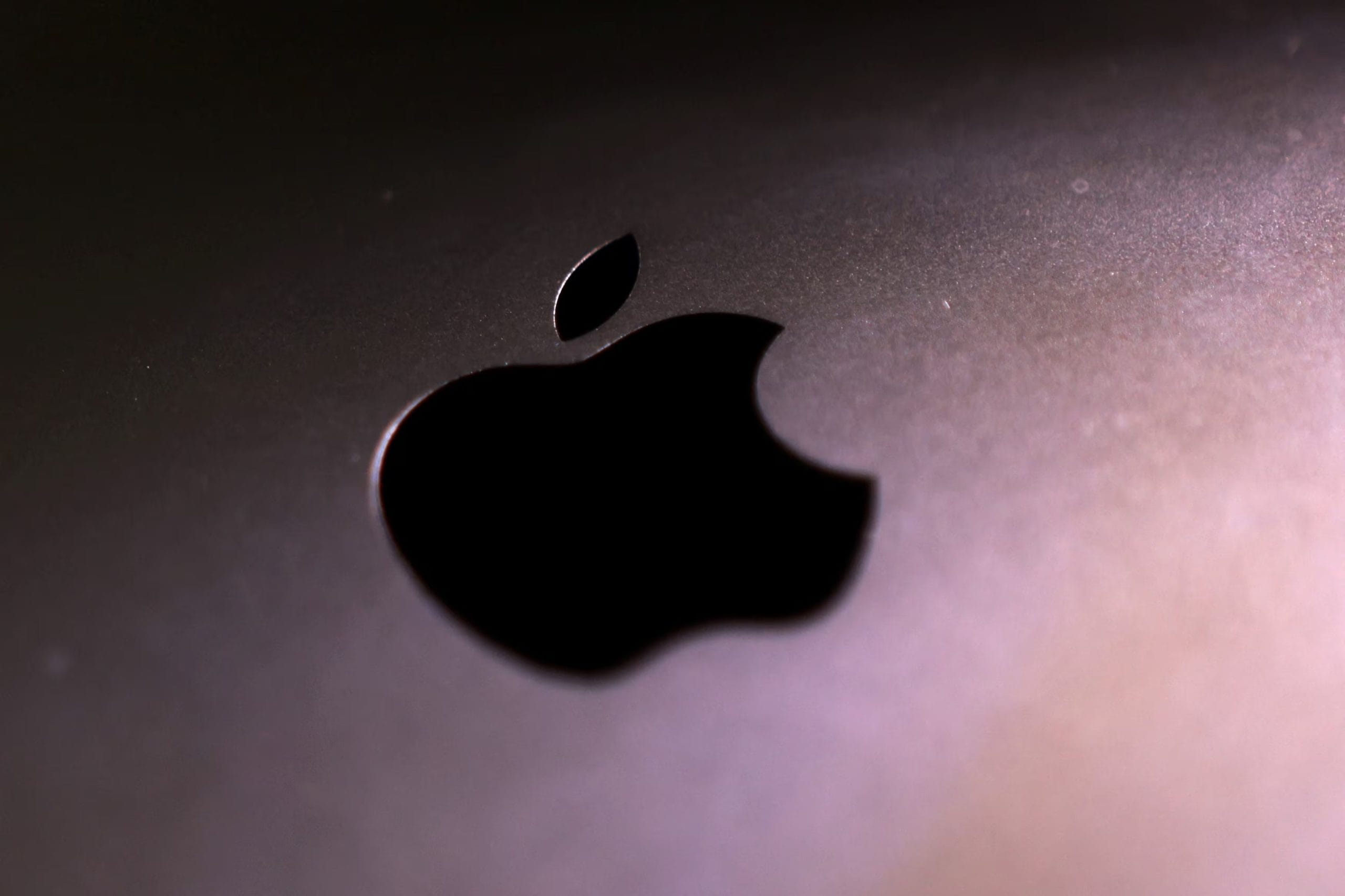 Aprendizaje automático local, la clave de Apple para detectar contenido íntimo sin subirlo a la nube - REUTERS/Dado Ruvic/Illustration/File Photo