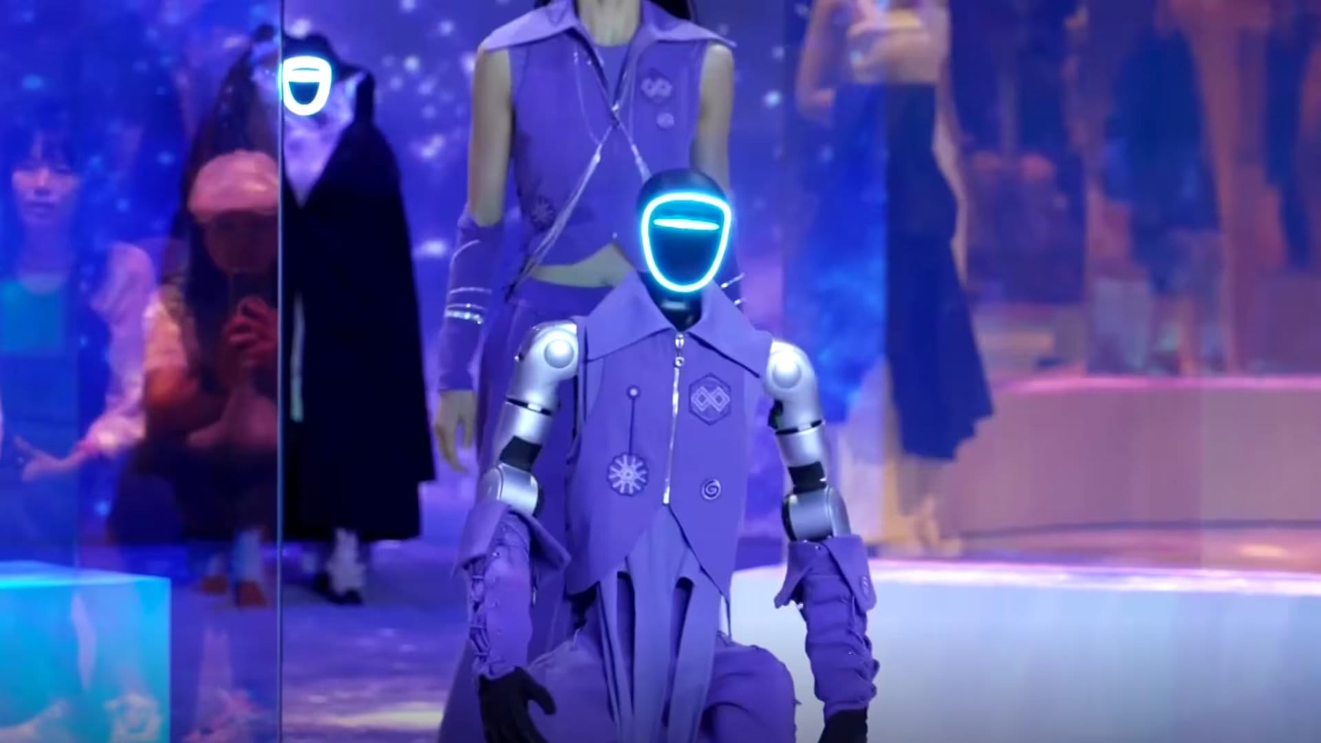 De la feria tecnológica a la pasarela, el desfile con robots marca un cambio de paradigma en cultura y diseño - (Captura/Reuters)