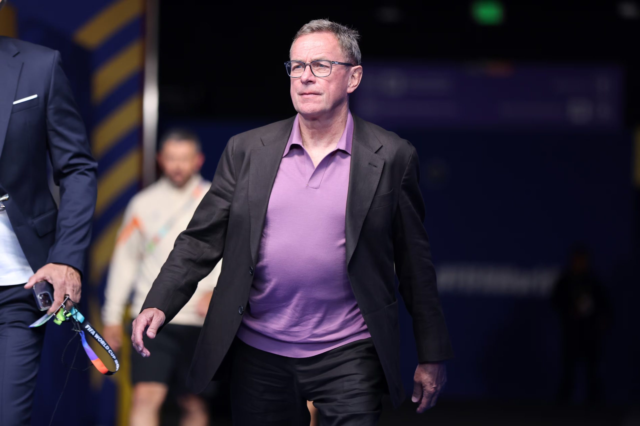 El seleccionador austriaco Ralf Rangnick accede al terreno de juego antes del partido entre Austria y Jordania del Mundial 2026 (EFE/EPA/BENJAMIN FANJOY)