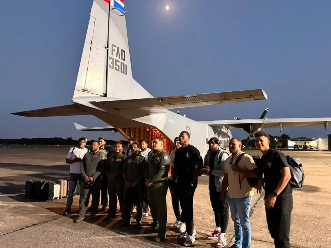 Las autoridades organizaron el retorno de once peloteros desde Venezuela en un vuelo que despegó del Aeropuerto Internacional Simón Bolívar, en Maiquetía. (Cortesía: Ministerio de Defensa de la República Dominicana)