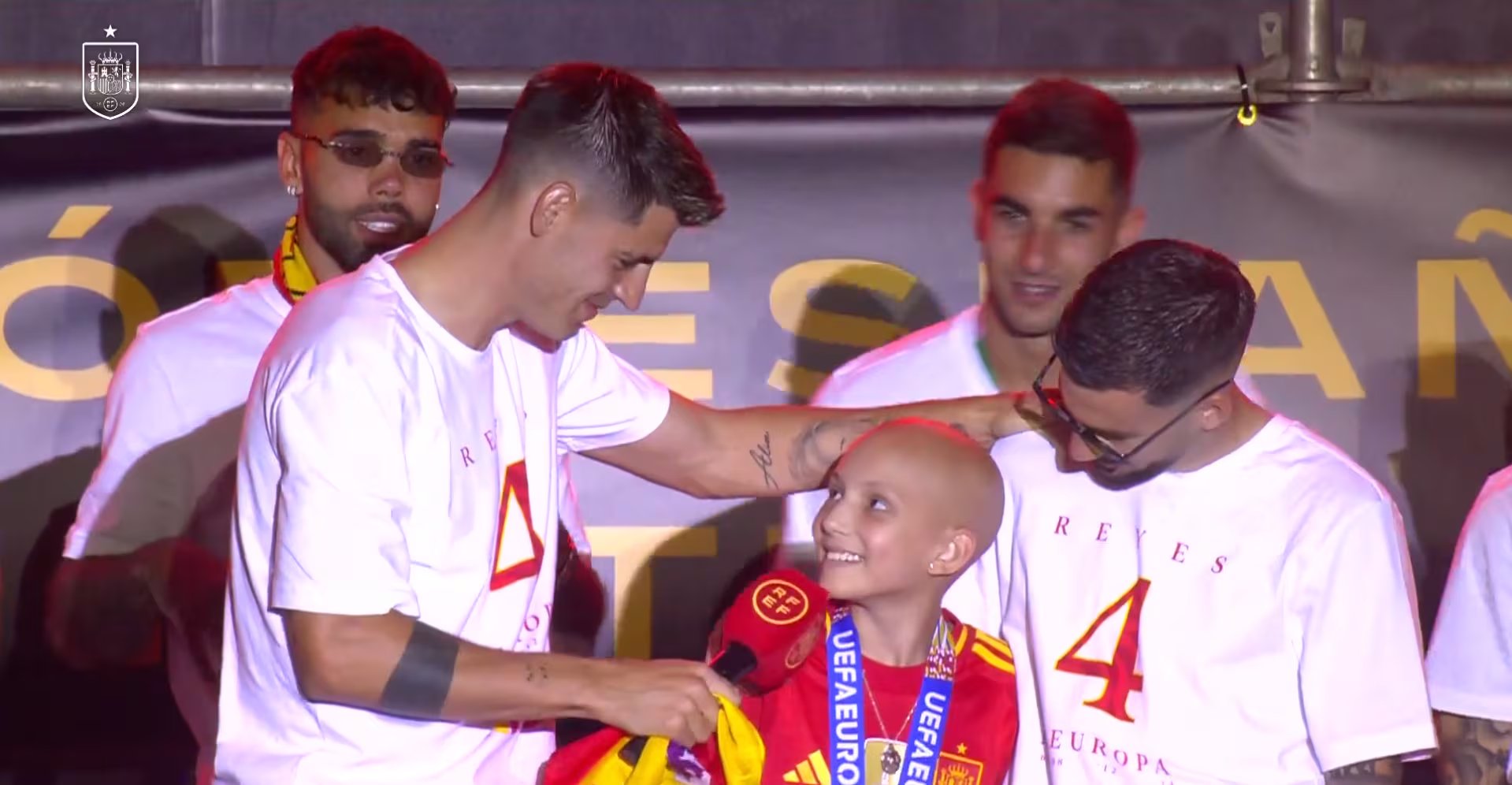 Morata y Álex Baena junto a María Caamacho (@SEFutbol, X)