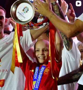 María levantando la Eurocopa 2024 junto a los futbolistas. (Instagram: @mariacmfutbolera)