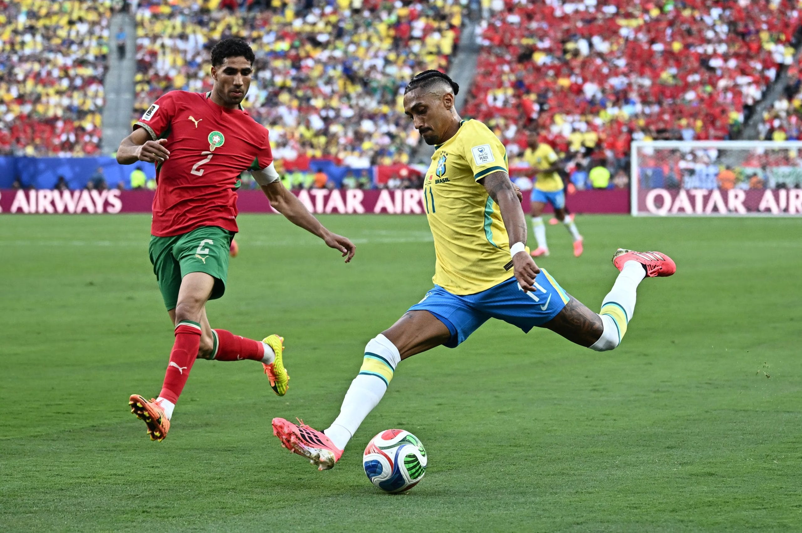 El brasileño Raphinha en acción, con el jugador de la selección marroquí Achraf Hakimi, en el estadio Nueva York Nueva Jersey. / REUTERS - Dylan Martinez