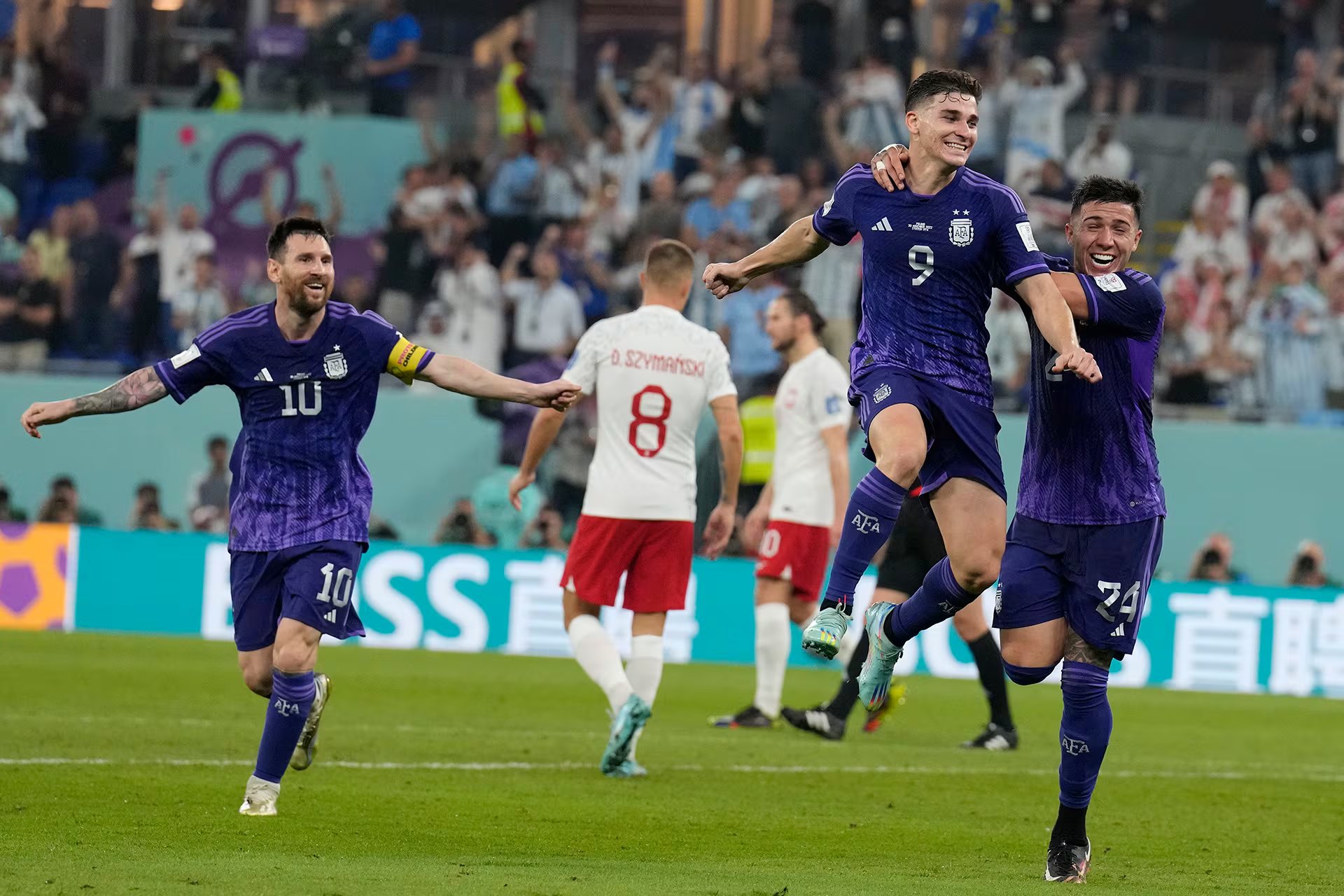 Juli&aacute;n &Aacute;lvarez festejo el 2-0 a Polonia con su amigo Enzo Fern&aacute;ndez. Messi se suma a la celebraci&oacute;n en Qatar (AP Photo/Natacha Pisarenko)
