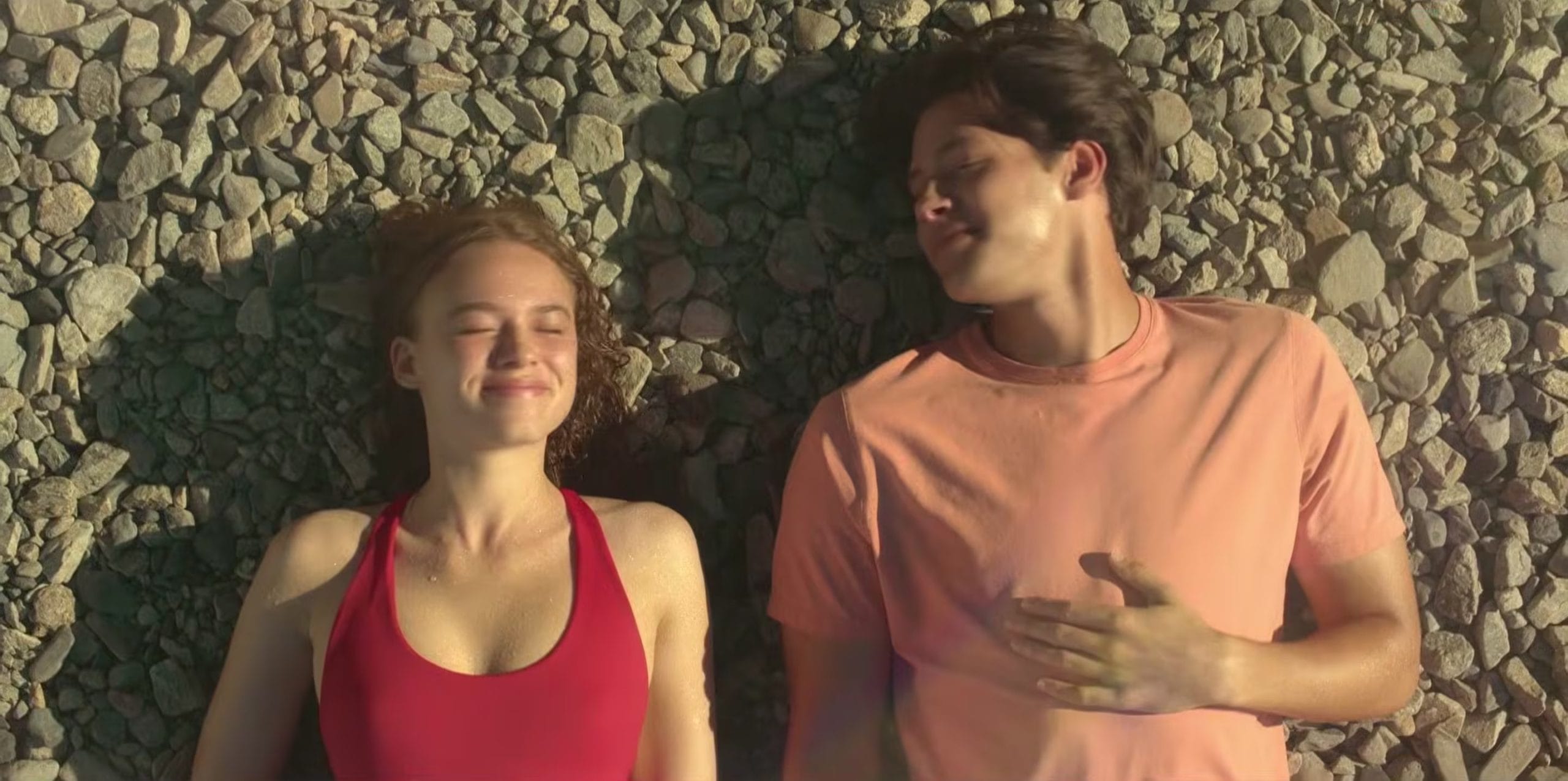 El elenco principal de 'Cada a&ntilde;o que pas&eacute; contigo' incluye a Sadie Soverall y Matt Cornett, respaldados por rostros populares de dramas y musicales juveniles. (Prime Video)