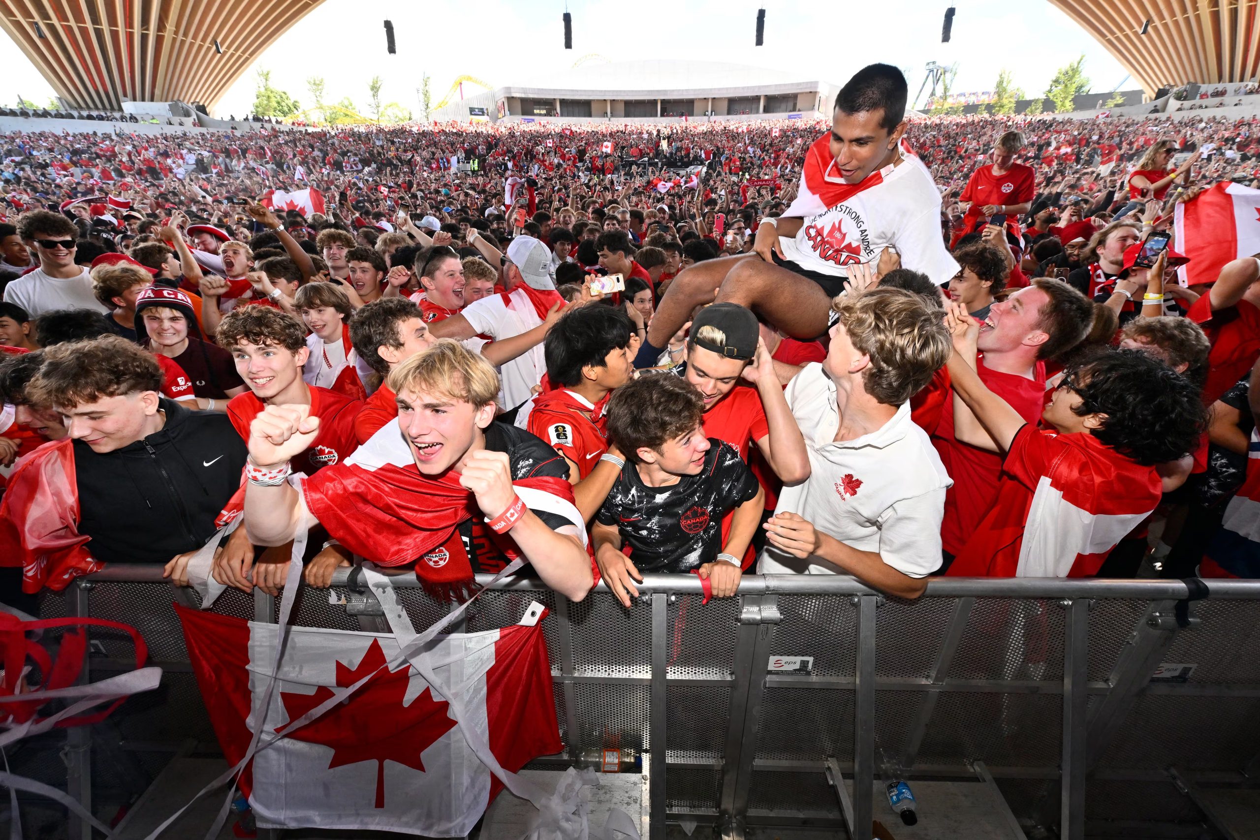 Aficionados de la selección canadiense celebran el pase a octavos de final en el primer día de dieciseisavos. / Reuters - Jennifer Gauthier