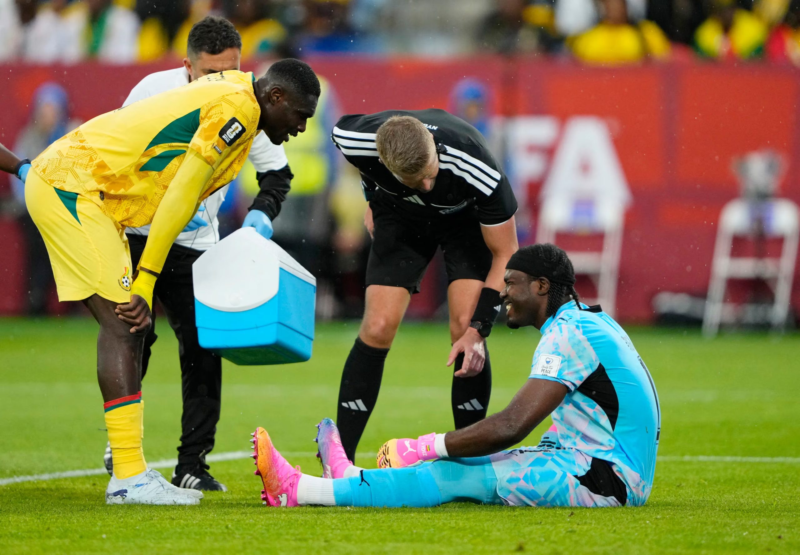 Lawrence Ati-Zigi es duda para el segundo partido ante Inglaterra, en palabras de Carlos Queiroz, luego de la lesi&oacute;n que le oblig&oacute; a ser reemplazado en el entretiempo - cr&eacute;dito Kevin Sousa/Reuters