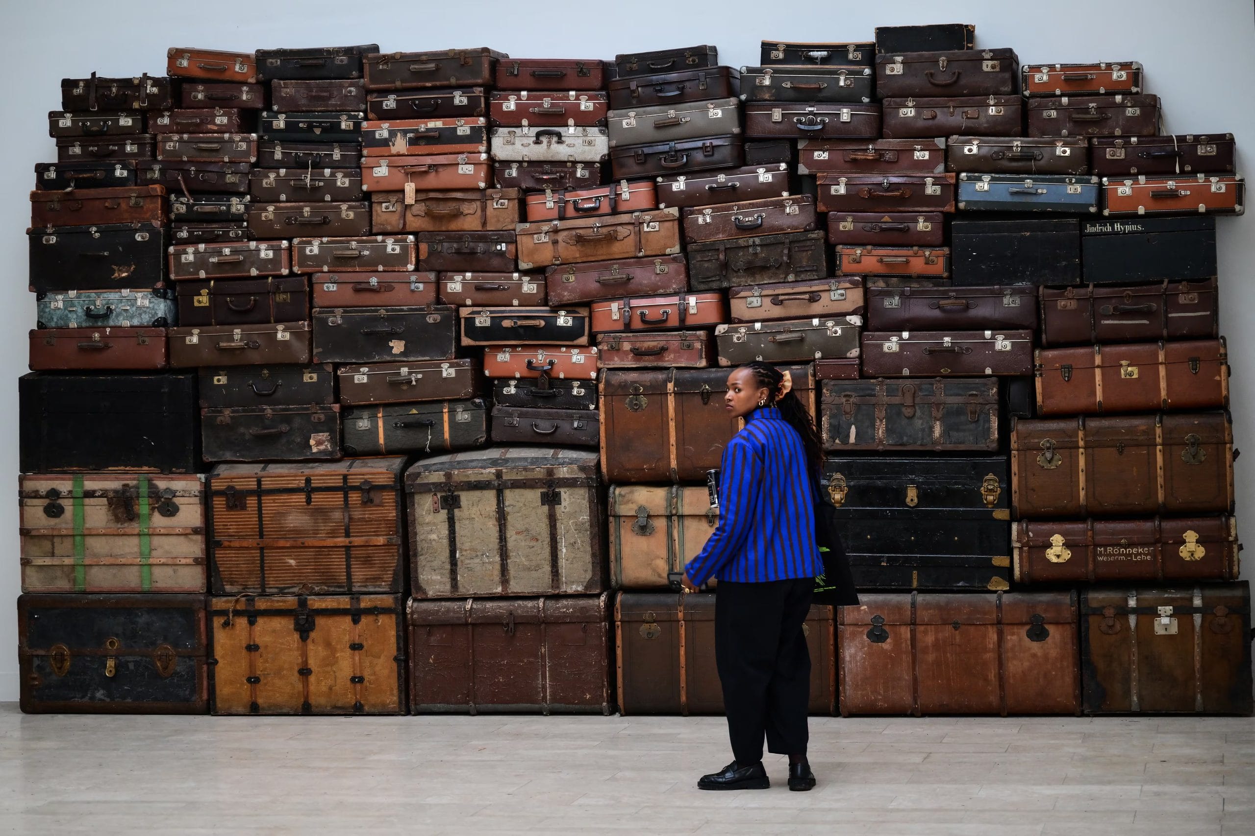 La protesta re&uacute;ne a m&aacute;s de 60 artistas, colectivos y herederos de la exposici&oacute;n principal &ldquo;In Minor Keys&rdquo; de Koyo Kouoh (MARCO BERTORELLO / AFP) 
