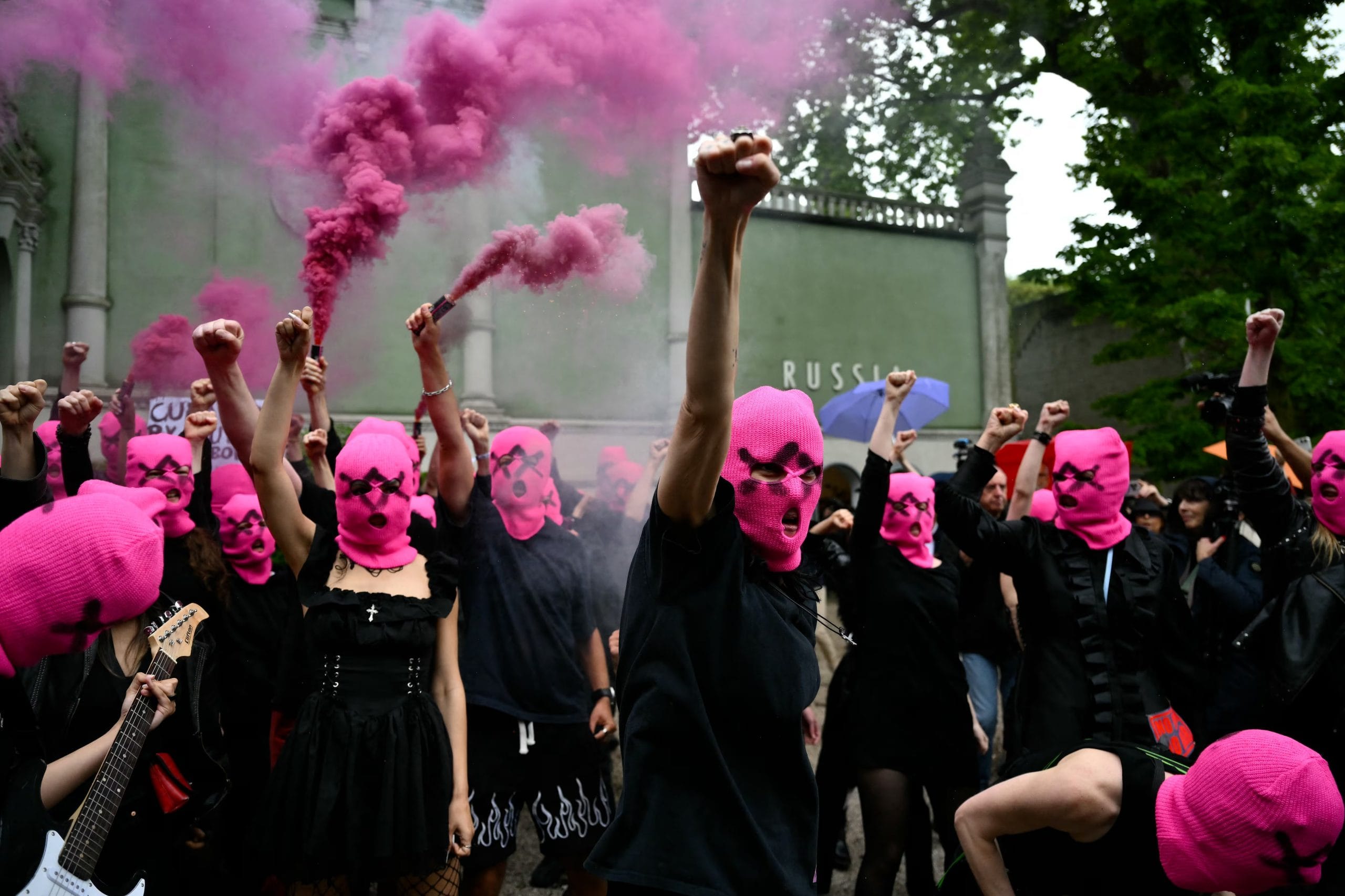 Activistas del movimiento internacional de mujeres FEMEN y de Pussy Riot protestan contra la participaci&oacute;n de Rusia en la Bienal de Venecia, frente al pabell&oacute;n ruso, el 6 de mayo de 2026 en Venecia. (Foto de Marco BERTORELLO / AFP)
