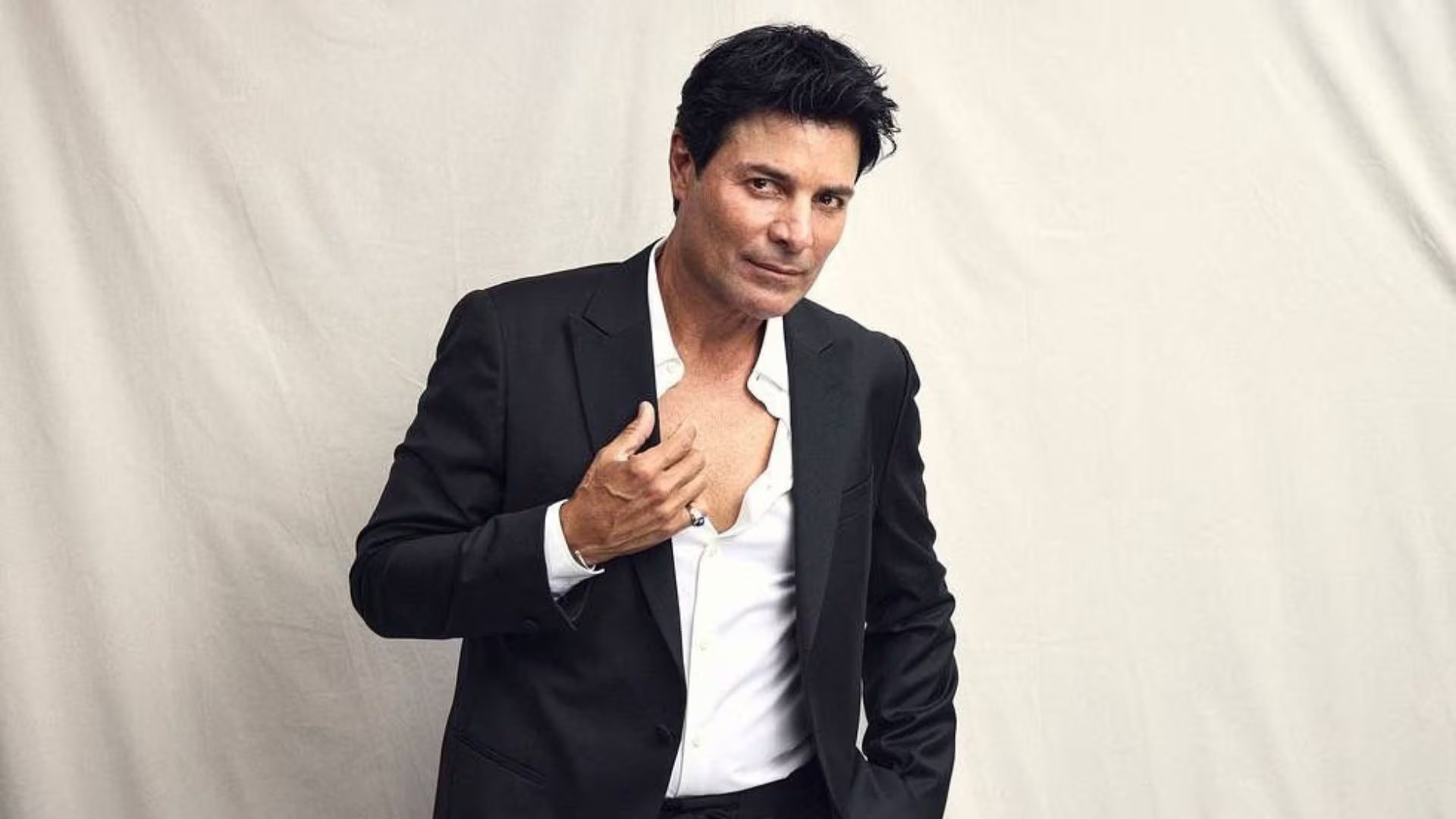 El cantante puertorrique&ntilde;o Chayanne posa para una fotograf&iacute;a promocional de su gira 'Bailemos otra vez', que lo trae de regreso a Per&uacute;.