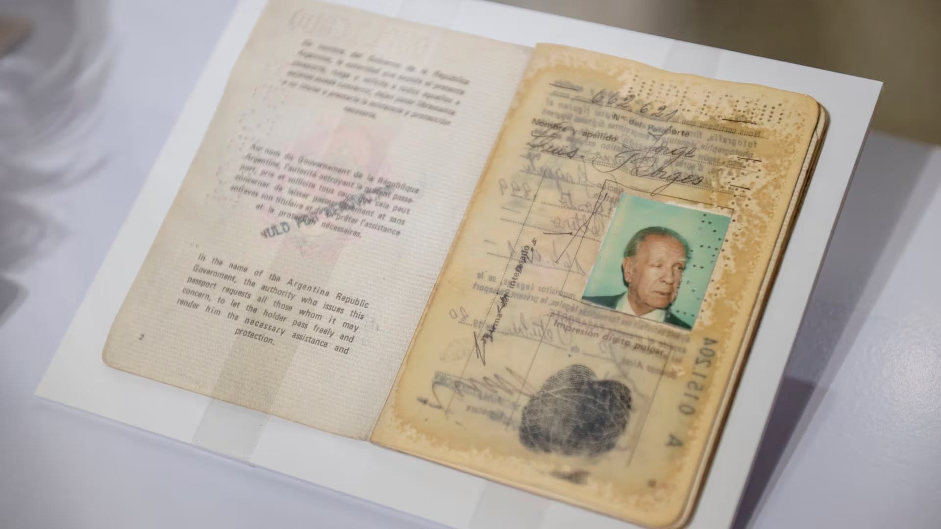 El documento del escritor, en la Fundación Borges.