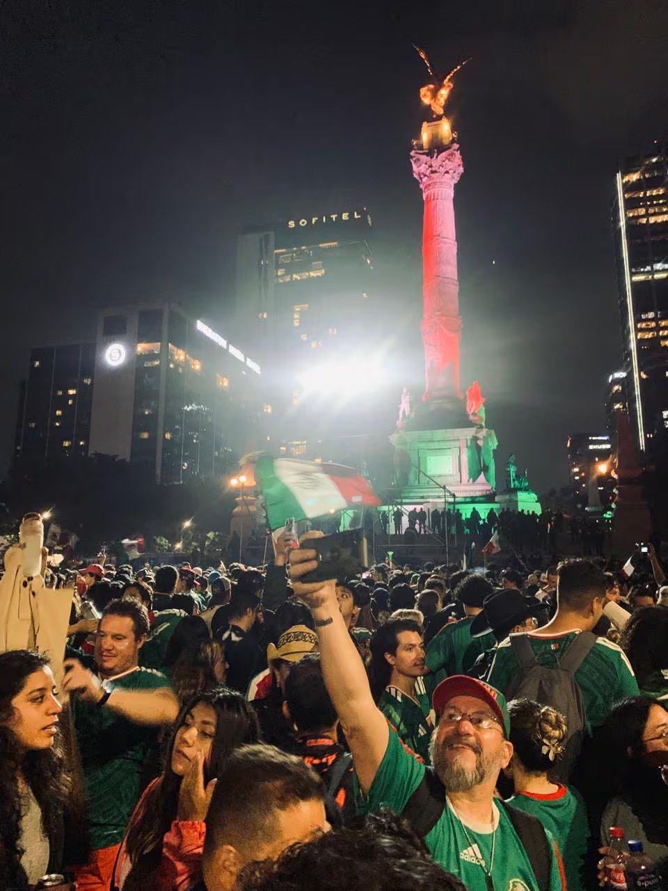 El festejo en el Ángel de la Independencia tras la victoria del Tri sobre Corea del Sur fue masivo, por lo cual comienzan los preparativos para el partido contra República Checa. (Foto: Raúl A. González/Infobae México)