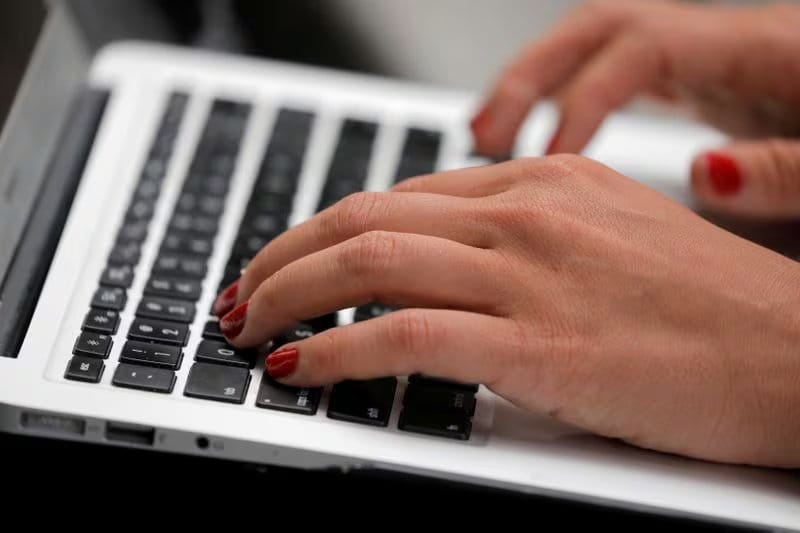 A diferencia de otros motores de b&uacute;squeda, Qwant asegura que no rastrea la actividad de los usuarios ni crea perfiles publicitarios basados en su navegaci&oacute;n. REUTERS/Andrew Kelly