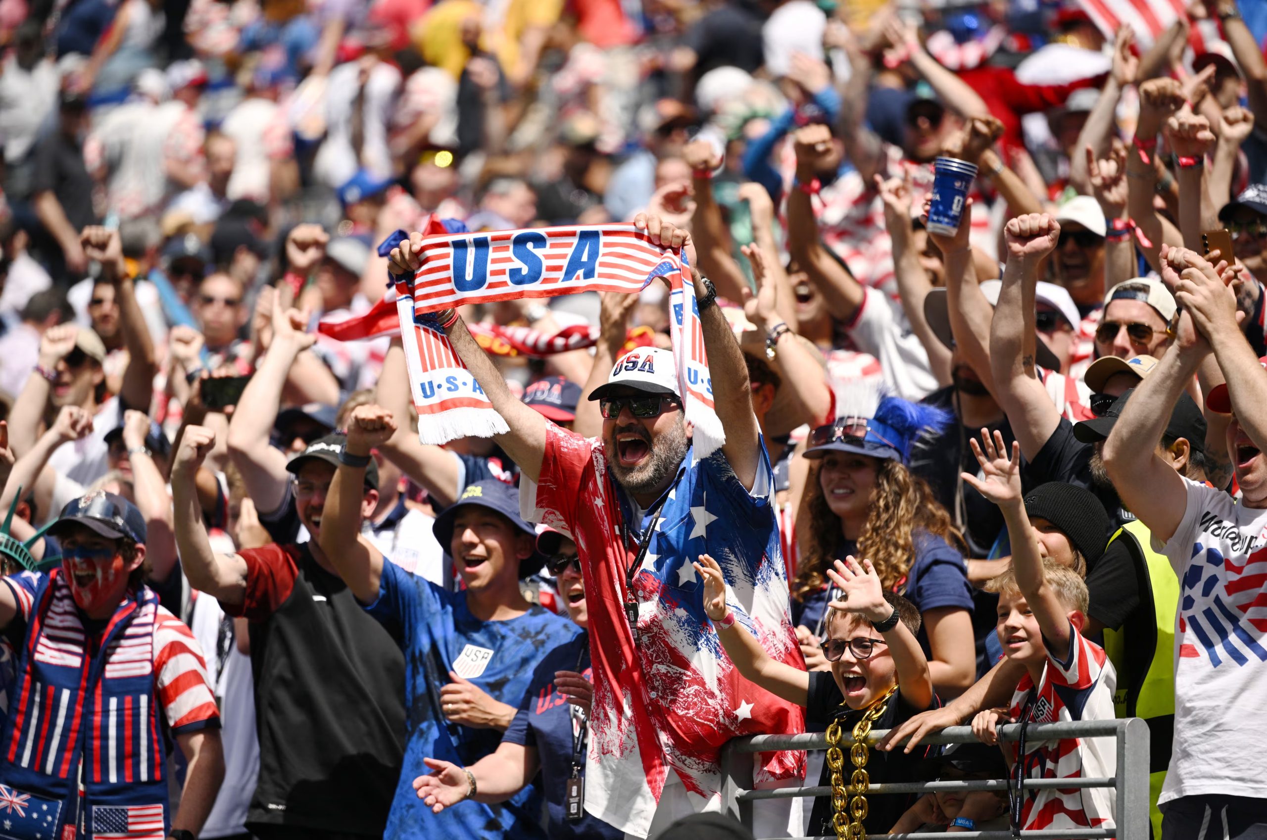La escena en Lumen Field reuni&oacute; a 60.000 espectadores, despu&eacute;s de que FIFA activara la canci&oacute;n durante el festejo de Estados Unidos (IMAGN IMAGES via Reuters/Troy Wayrynen)