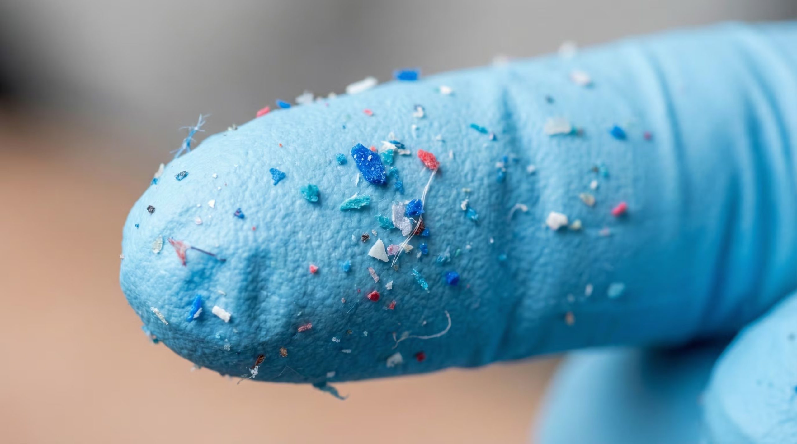 La herramienta ya identific&oacute; y cuantific&oacute; nanopl&aacute;sticos en aguas residuales y ofrece una base m&aacute;s precisa para seguir su presencia en el agua y el medio ambiente (Imagen Ilustrativa Infobae)
