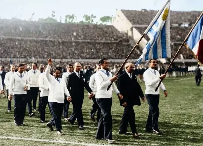 Los equipos ingresan al campo de juego durante la vuelta inaugural del Mundial de 1930 en el Estadio Centenario, en una ceremonia que marcó el comienzo de la primera Copa del Mundo de la historia (Fuente Montevideo Antiguo)