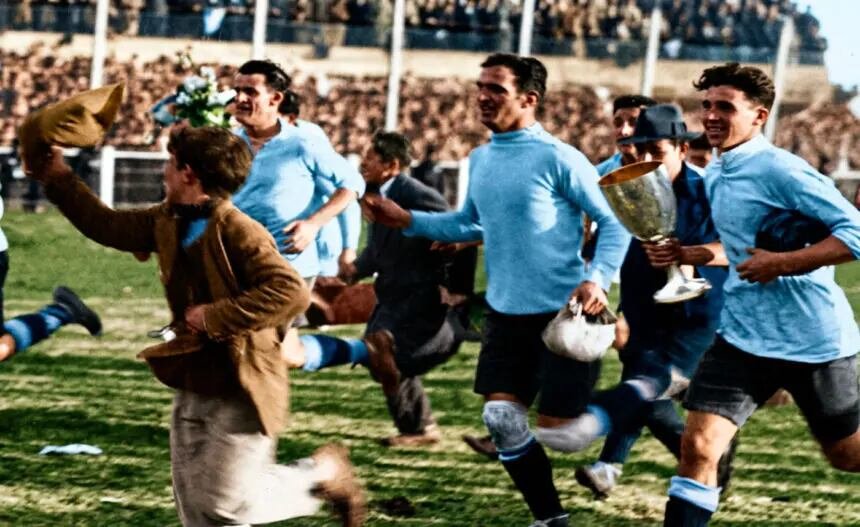Los futbolistas uruguayos celebran la conquista del primer Mundial de la historia dando la vuelta olímpica en el Estadio Centenario, el 30 de julio de 1930 (Fuente AUF -Asociación uruguaya de Futbol-)
