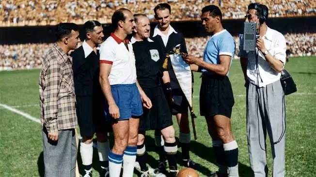 Obdulio Varela, capitán de Uruguay, rodeado de periodistas en el Maracaná (Fuente AUF)
