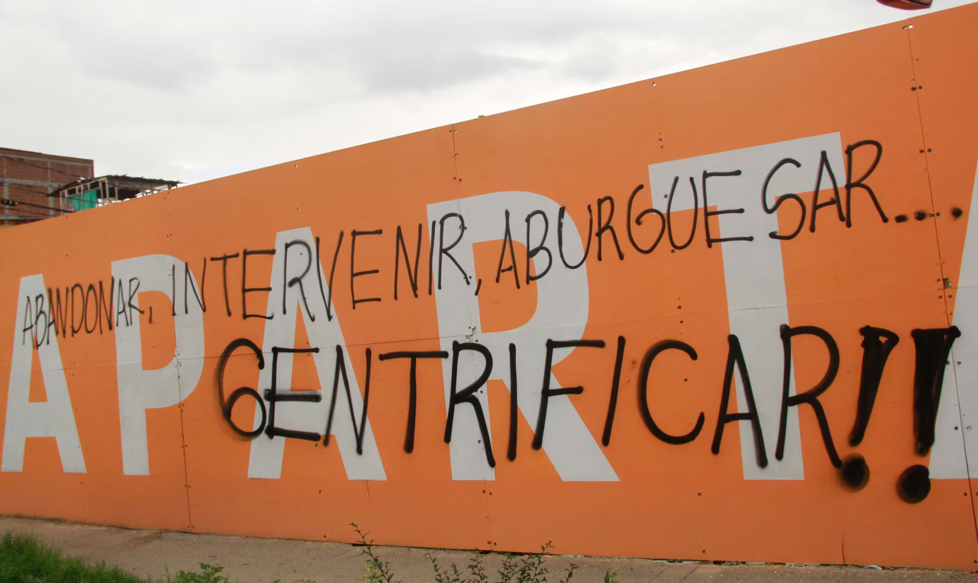 Mural que el relato t&iacute;pico de la gentrificaci&oacute;n, sus pasos: abandonar, intervenir, aburguesar, que es un t&eacute;rmino que se utiliza en algunos pa&iacute;ses en lugar de gentrificar. (Geoactivismo.org)