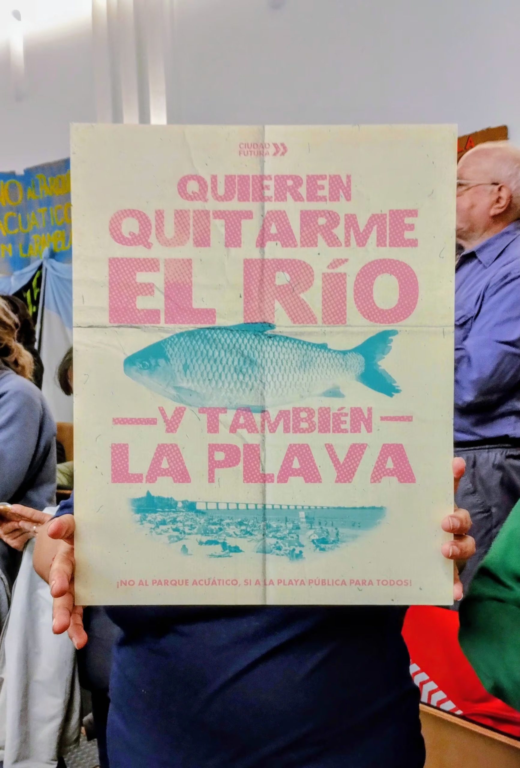 Un afiche con la letra de Bad Bunny, en el marco de la privatizaci&oacute;n de la costanera rosarina con el proyecto del Parque Acu&aacute;tico. (B&aacute;rbara Pistoia)
