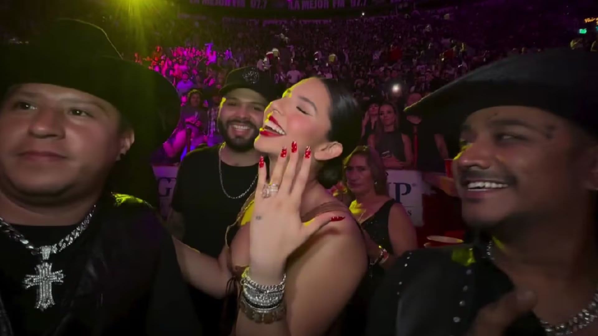 La conductora analiz&oacute; el anillo de oro rosa con diamantes que Christian Nodal habr&iacute;a regalado a la cantante en su segundo aniversario de boda, una pieza que en el mercado de alta gama ha llegado a cotizarse en decenas de millones de d&oacute;lares. (@lamexicomonumental)