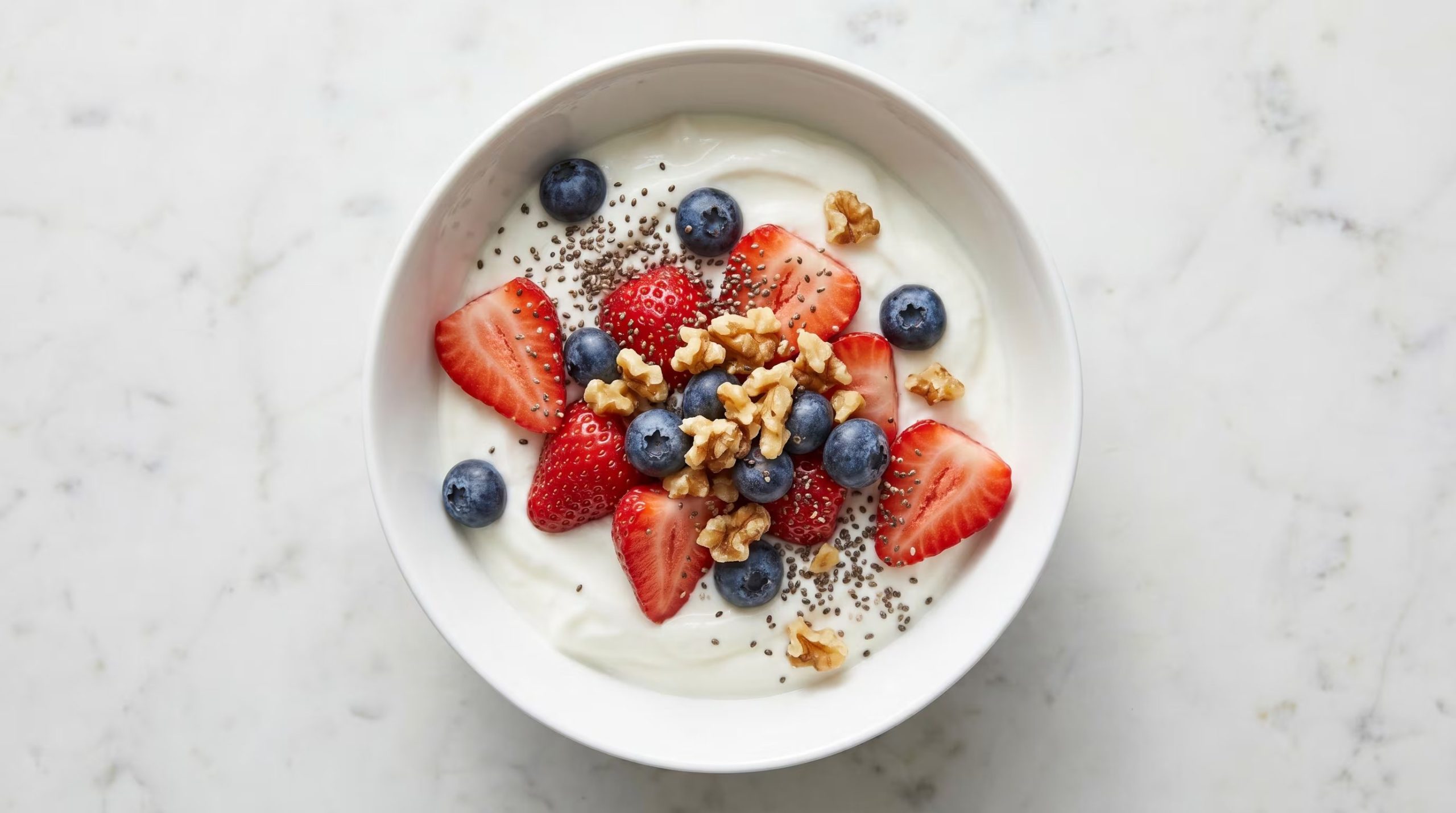El yogur aporta prote&iacute;nas f&aacute;cilmente asimilables y la fruta ofrece una fuente r&aacute;pida de carbohidratos. (Imagen Ilustrativa Infobae)