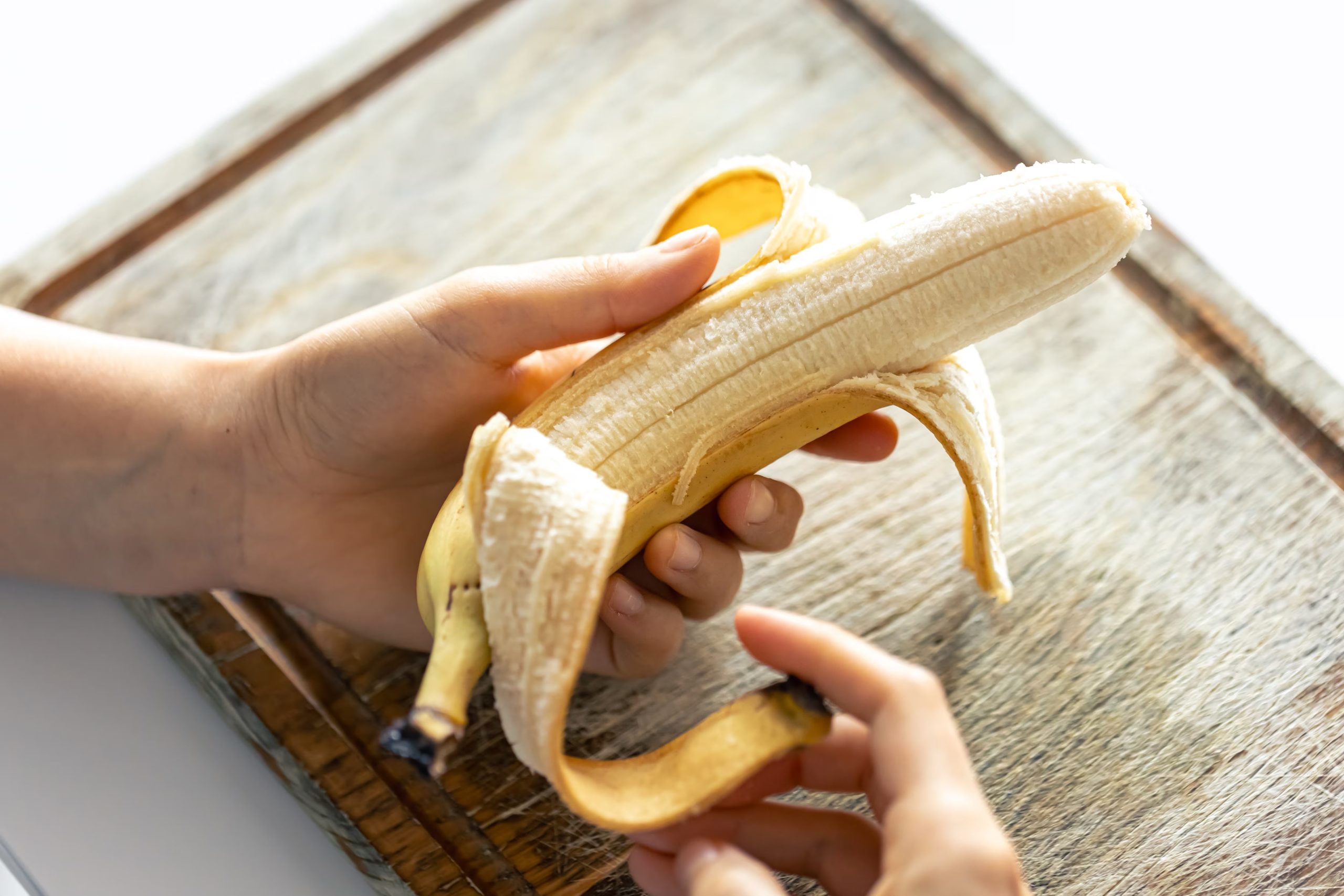 Una pieza de fruta fresca, como un pl&aacute;tano maduro, es una de las alternativas m&aacute;s efectivas para comer antes de entrenar. (Freepik)